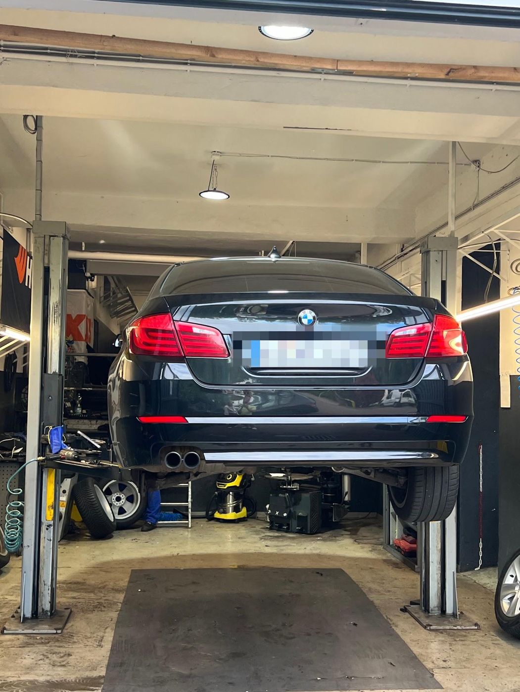BMW auf der Hebebühne