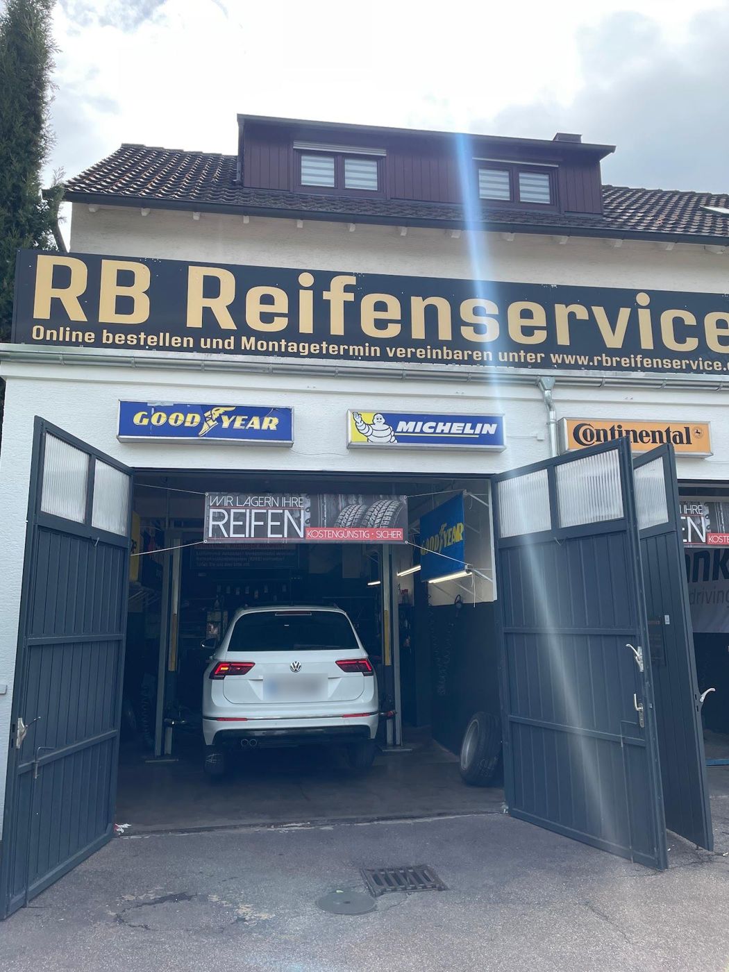 Werkstatt von RB Reifenservice mit Schild an der Schorndorfer Straße