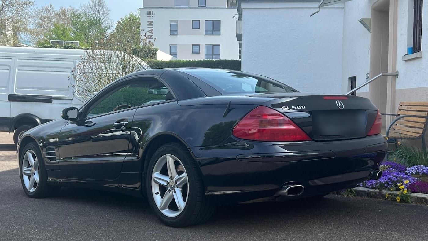 Mercedes SL 500 vor dem Haus